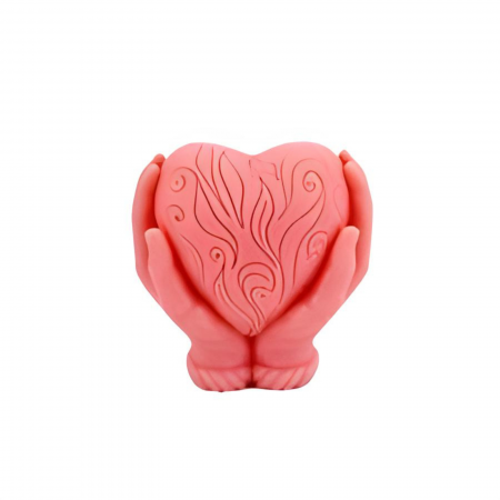 lumânare parfumată handmade inimă în mâini – cadou simbolic și mărturie [1]