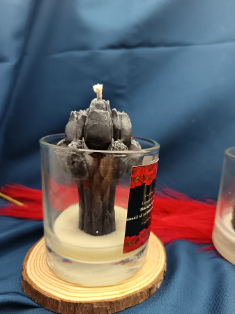 Flori Negre – Lumânări cu Interior Roșu - lumanare-parfumata-umbra-sangelui-exterior-negru-interior-rosu