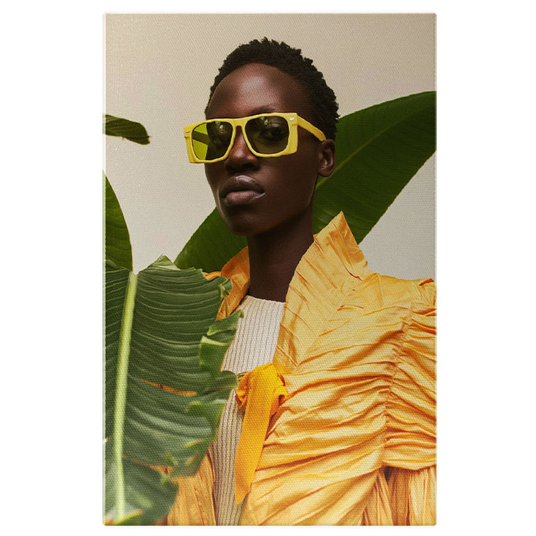 Portret - Tablou Canvas  Negresa cu Ochelarii Galbeni si Parul Scurt imbracata in Portocaliu Deschis care sta langa o Planta , Pictura Digitala 40x25CM