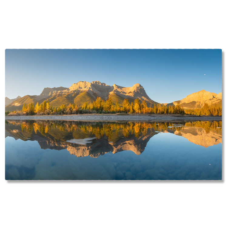 Apă & Natură - Tablou Canvas Peisaj Montan la Rasarit, Raze de Soare intr-o Vale, Lac, Padure 3119 40x25CM