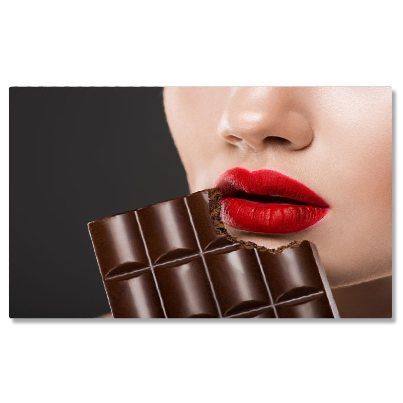 Abstract - Tablou Canvas Frumusete si Ingrijire Femeia Cu Buzele Stralucitoare tinand un Produs Cosmetic  O Imbratisare a Frumusetii si a Rasfatului intro Lume a Esteticii 40x25CM