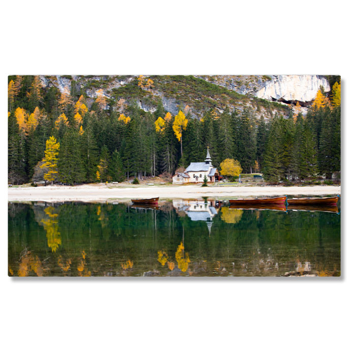 Apă & Natură - Tablou Canvas Lago de Braies in Culorile toamnei  O Bijuterie Naturala in Italia, O Destinatie Perfecta pentru Calatorii Innebunite de Peisajele Sale Superbe si Apele Sale Limpezi 40x25CM