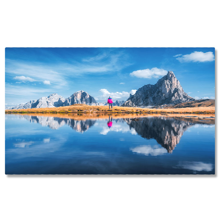 Peisaj - Tablou Canvas - Peisaj Montan: Femeie Reflectata in Apa Limpeda a Lacului de Munte intr-o Zi Frumoasa 40x25CM