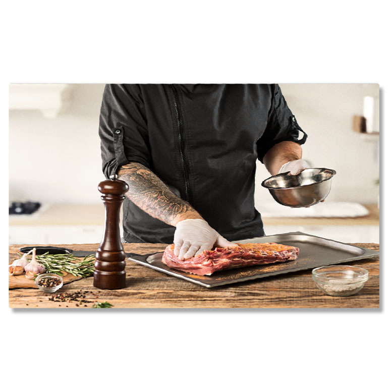 Meserii - Tablou Canvas: Pasiune pentru bucatarie: Pregatirea fripturii perfecte 40x25CM