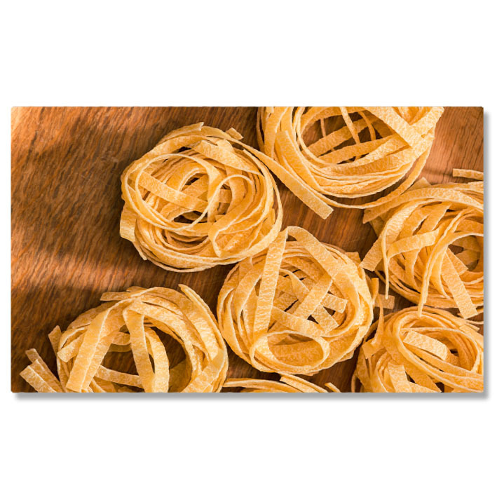 Mâncare - Tablou Canvas: Savori Italiene Autentice: Pastele Uscate si Ingrediente Fine 40x25CM