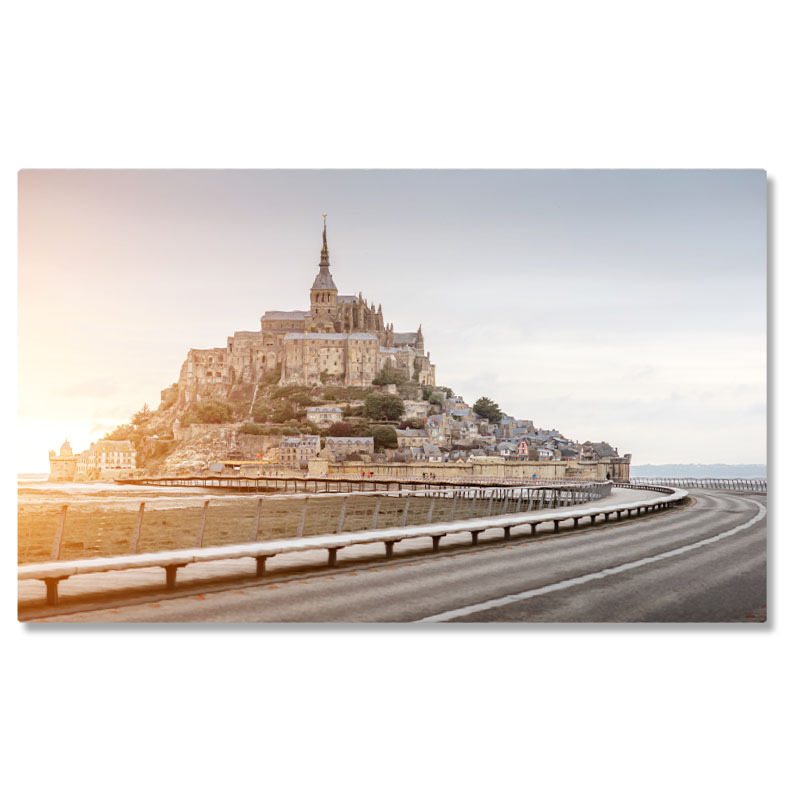 Oraș - Tablou Canvas: Mont Saint-Michel in Apus - Patrimoniu Mondial si Lumini Magice 40x25CM