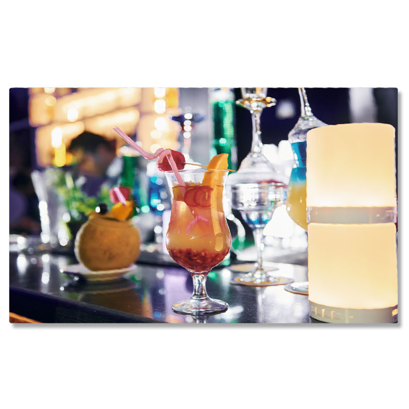 Băuturi - Tablou Canvas Vedere Focalizata la Cocktail-uri Bauturi, Focalizare, Lumina Artificiala, Interior, Ambianta 1251 40x25CM