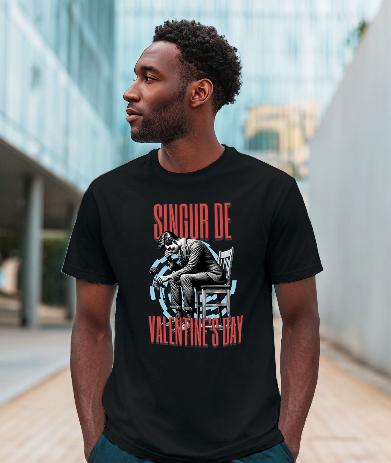 Tricou Femei, Barbati, Copii, Fata, Baiat, Unisex Personalizat Bărbat Trist pe Scaun „Singur de Valentine's Day” – Cadou Personalizat pentru Dragoste și Iubire Pierdută [1]