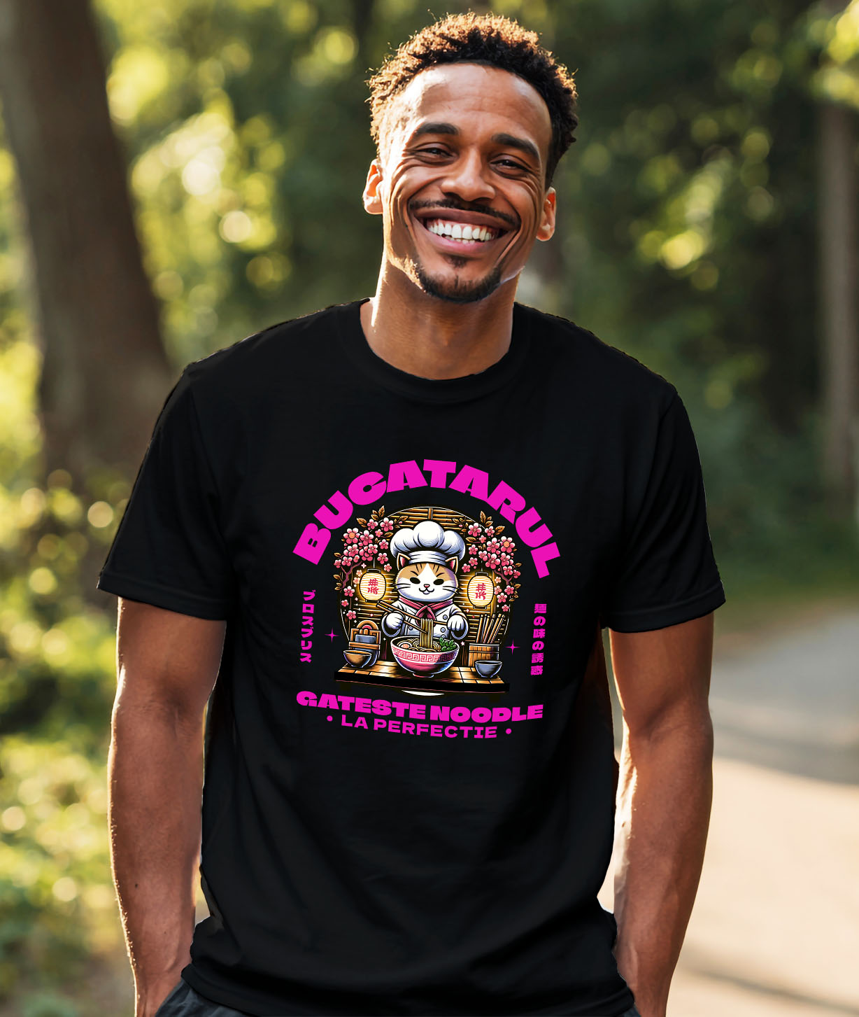 Tricou Femei, Barbati, Copii, Fata, Baiat, Unisex Personalizat Pisică bucătar personalizată cu pălărie și flori roz – „Bucătarul gătește noodles la perfecție” – Cadou amuzant [1]