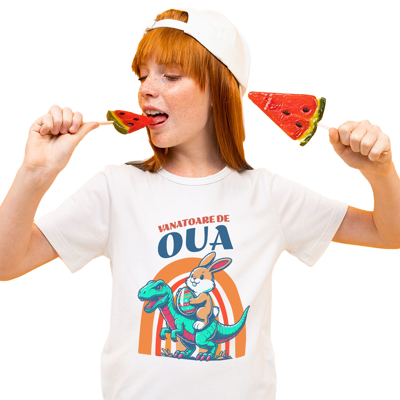 Tricou Femei, Barbati, Copii, Fata, Baiat, Unisex Personalizat "Iepurele maro cu ou colorat călărind un dinozaur T-rex aduce o notă jucăușă și veselă sărbătorilor Pascale. O imagine perfectă pentru vânătoarea de ouă Paște alături de copii și familie." [1]