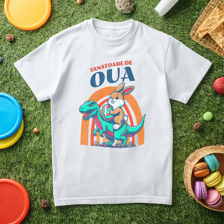 Tricou Femei, Barbati, Copii, Fata, Baiat, Unisex Personalizat "Iepurele maro cu ou colorat călărind un dinozaur T-rex aduce o notă jucăușă și veselă sărbătorilor Pascale. O imagine perfectă pentru vânătoarea de ouă Paște alături de copii și familie." [4]