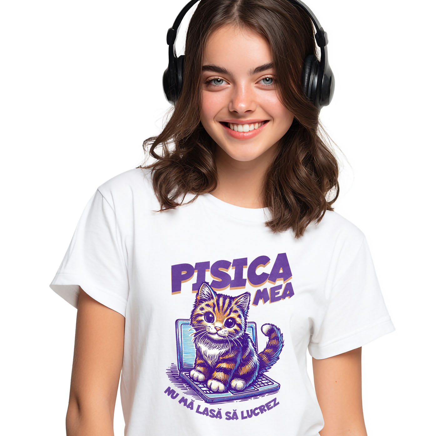 Pisici - Tricou Femei, Barbati, Copii, Fata, Baiat, Unisex Personalizat Pisica Pe Laptop „Pisica Mea Nu Mă Lasă Să Lucrez” – Cadou Amuzant Pentru Iubitorii De Pisici Și Birou