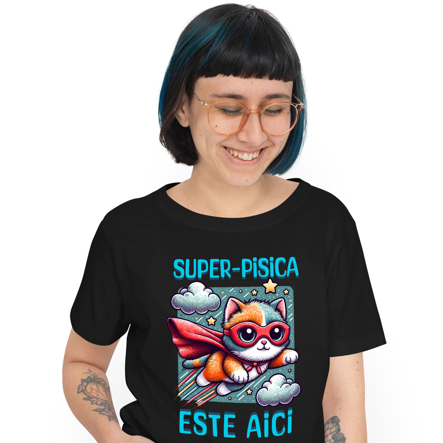Tricou Femei, Barbati, Copii, Fata, Baiat, Unisex Personalizat Super-Pisica Este Aici! Pisica Cu Pelerină și Masca De Super-Erou – Cadou Personalizat Pentru Familie și Copii