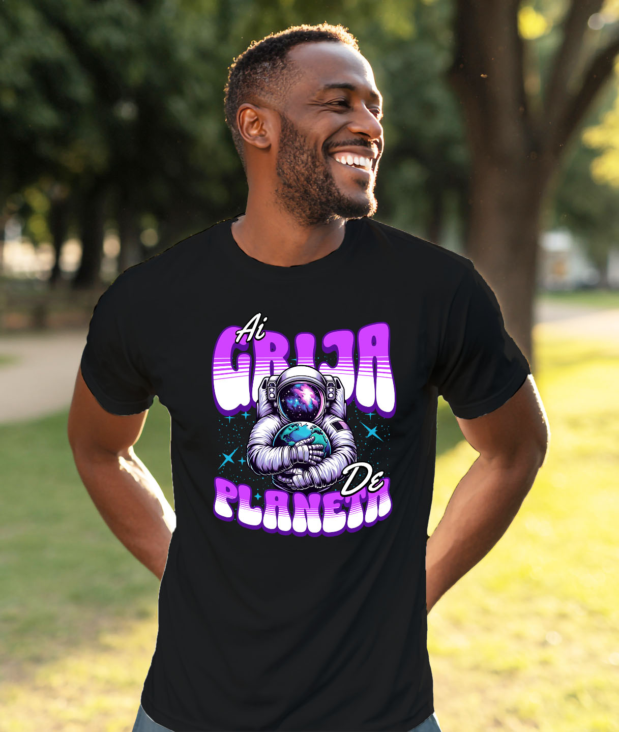 Tricou Femei, Barbati, Copii, Fata, Baiat, Unisex Personalizat "Produse personalizate ecologice – Astronaut în costum spațial îmbrățișând planeta Pământ" [1]