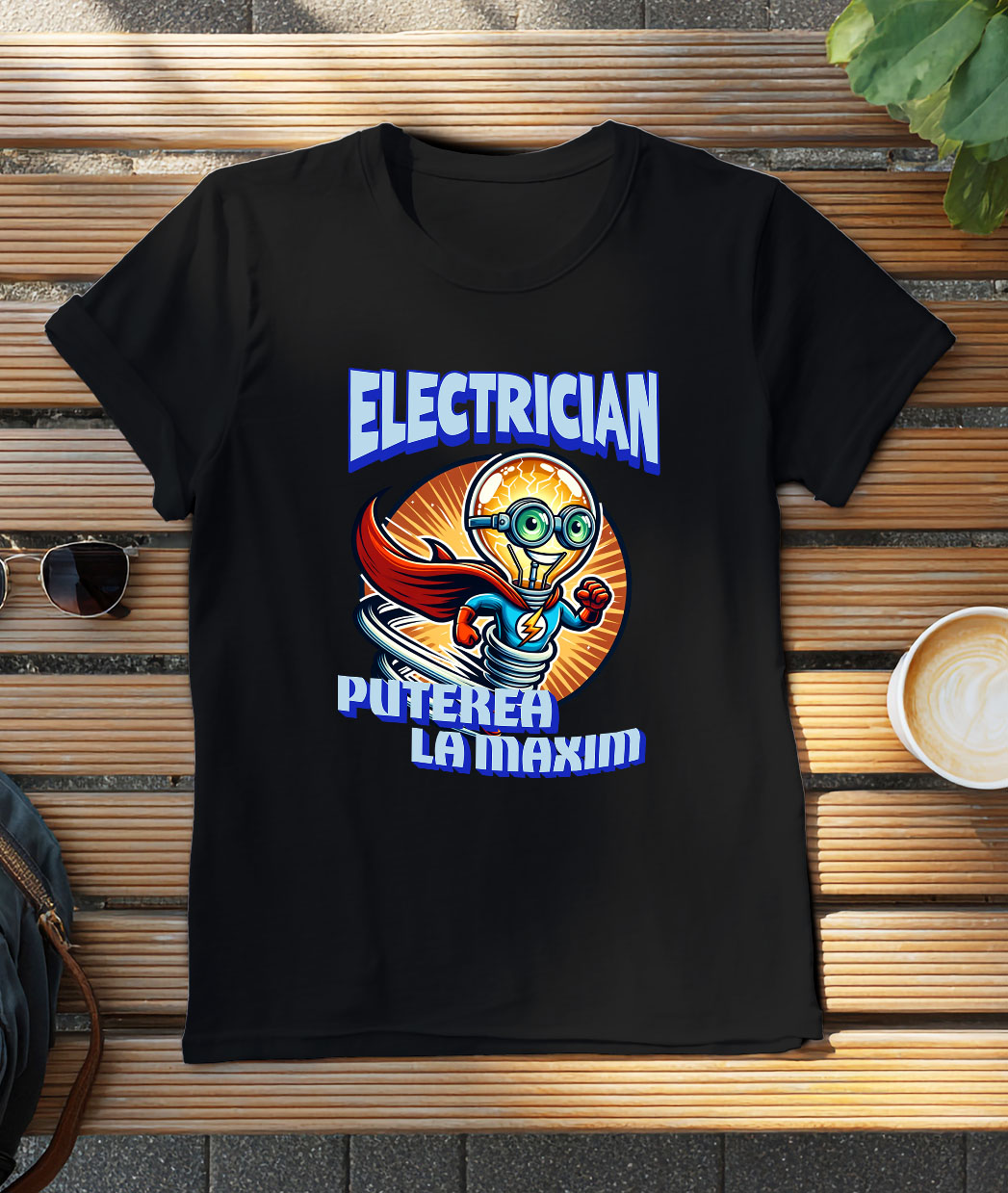 Tricou Femei, Barbati, Copii, Fata, Baiat, Unisex Personalizat Bec Strălucitor Cu Pelerină Roșie Și Costum De Super Erou – Cadou Personalizat „Electrician Puterea La Maxim” [2]