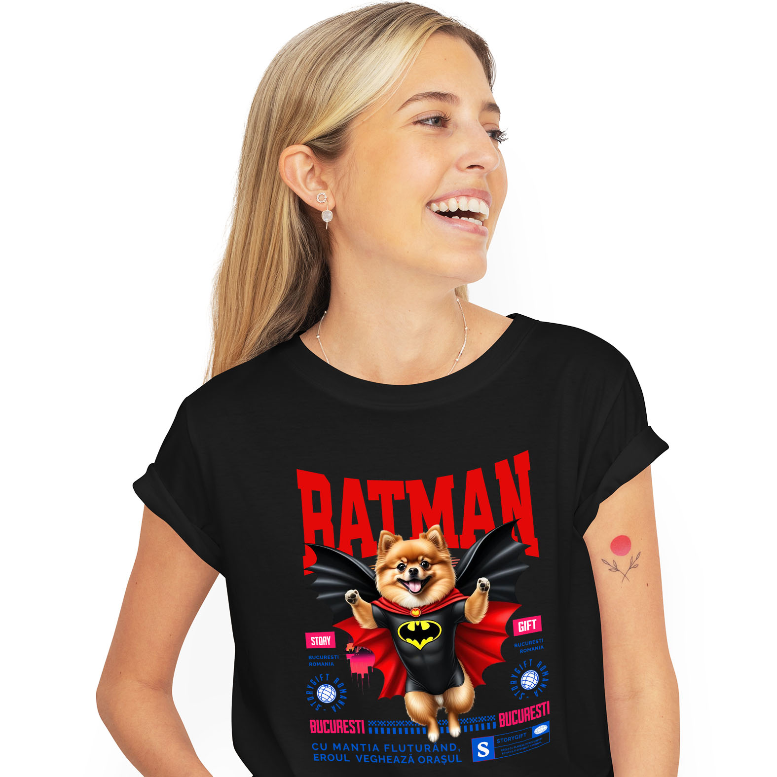 Tricou Femei, Barbati, Copii, Fata, Baiat, Unisex Personalizat Pomeranian în Costum de Batman – Supereroul Blănos Perfect pentru Copii și Iubitorii de Animale