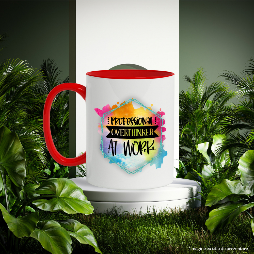 Cana cu mesajul "Professional overthinker at work", profesie, ilustratie, munca, dedicare, pasiune, cadru, profesional, gandeste prea mult cu Maner Rosu [3]