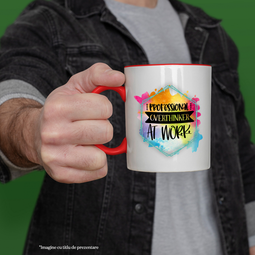 Cana cu mesajul "Professional overthinker at work", profesie, ilustratie, munca, dedicare, pasiune, cadru, profesional, gandeste prea mult cu Maner Rosu [2]