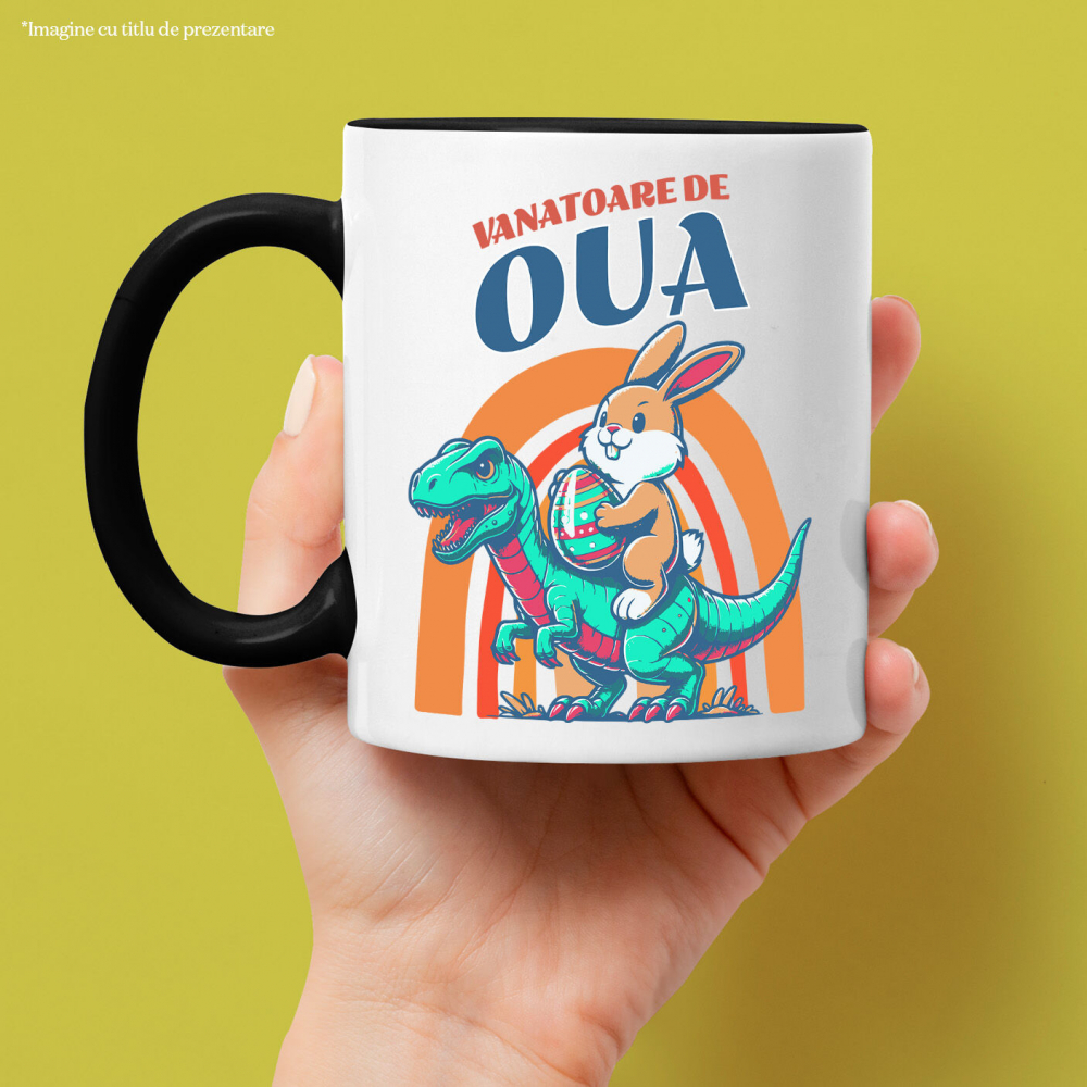 Cana Personalizata "Iepurele maro cu ou colorat călărind un dinozaur T-rex aduce o notă jucăușă și veselă sărbătorilor Pascale. O imagine perfectă pentru vânătoarea de ouă Paște alături de copii și familie." [2]