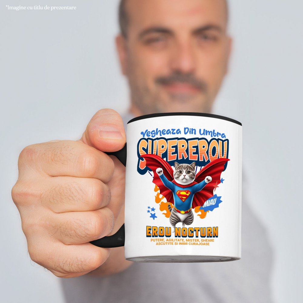 Cana Personalizata Imagine cu o pisică Scottish Fold îmbrăcată în costum de Superman, cu pelerină roșie. Design original, perfect pentru produse personalizate dedicate iubitorilor de pisici și fanilor supereroilor. [2]