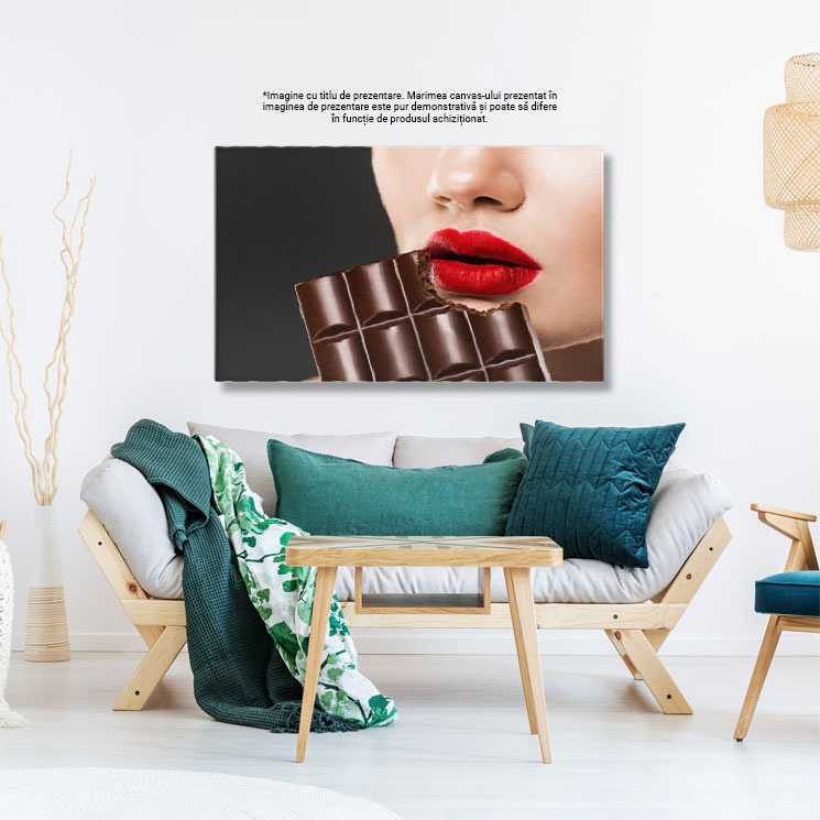 Tablou Canvas Frumusete si Ingrijire Femeia Cu Buzele Stralucitoare tinand un Produs Cosmetic  O Imbratisare a Frumusetii si a Rasfatului intro Lume a Esteticii 40x25CM [3]