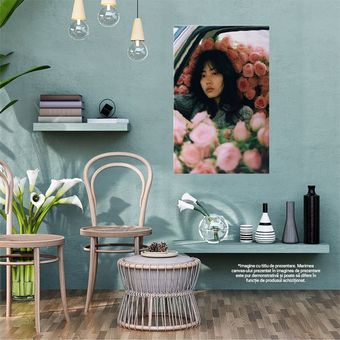 Tablou Canvas:  Portret de fata in masina - plina cu trandafiri fotografie roz Pictura Digitala 40x25CM [2]