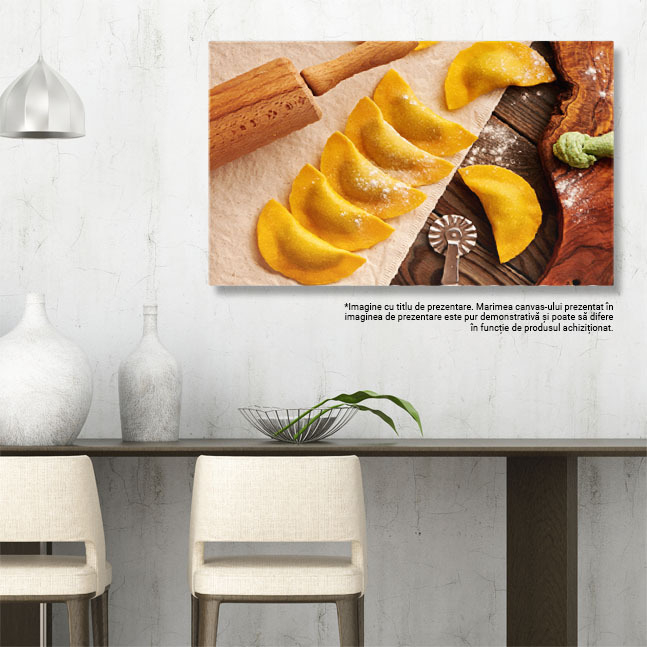 Tablou Canvas Ravioli de casa cruda cu spanac si ricotta O privire detaliata asupra ravioliului proaspat, facut in casa 40x25CM [3]