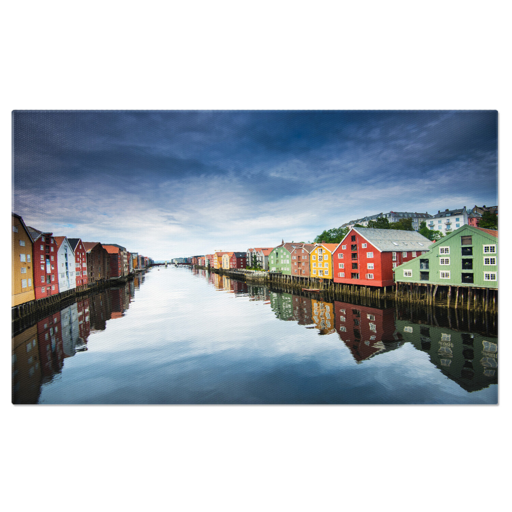 Tablou Canvas Reflexii Strălucitoare pe Râul Nidelva, Trondheim: Frumusețea Norvegiei, Marime 40x25CM [1]