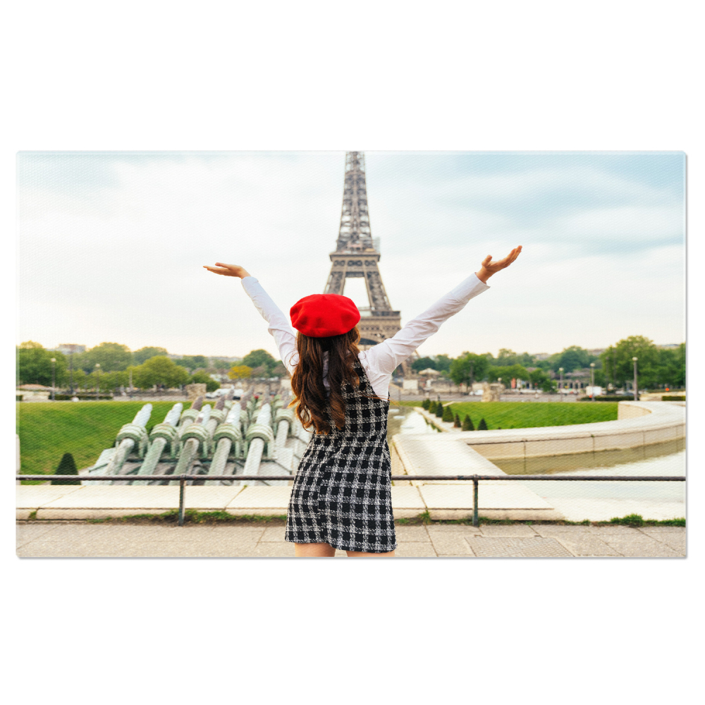 Tânără Explorând Paris: Turnul Eiffel în Fundal, Marime 40x25CM [1]