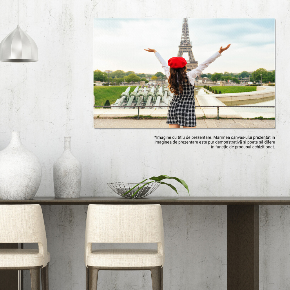 Tânără Explorând Paris: Turnul Eiffel în Fundal, Marime 40x25CM [3]