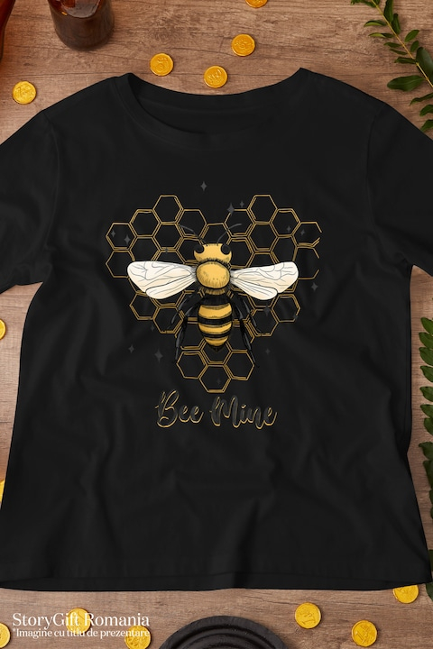 Tricou Barbati cu albina cu mesajul "Bee Mine", al meu, a mea, stelute, fagure pe fundal, insecta, ilustratie cu Maner Alb cu imprimeu pe Fata, 100% Bumbac, Negru, XL [3]