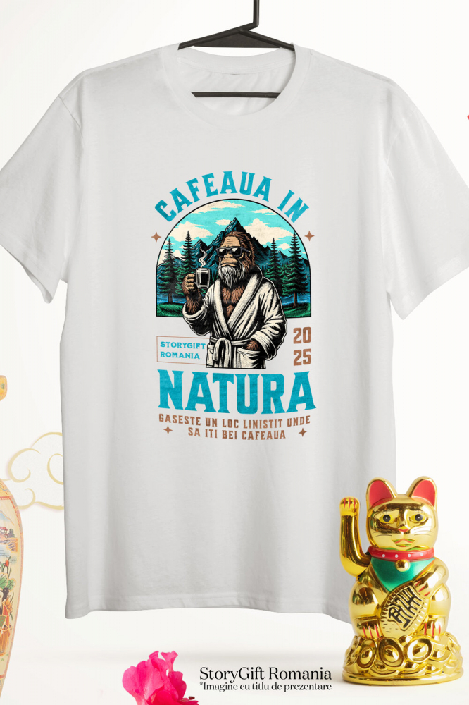 Tricou Femei, Barbati, Copii, Fata, Baiat, Unisex Personalizat "Gorila în Halat și Cafea Fierbinte la Munte – Relaxare în Natură" [3]