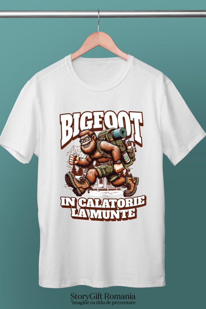 Tricou Femei, Barbati, Copii, Fata, Baiat, Unisex Personalizat "Rucsac Bigfoot pentru Aventură Montană – Călătorie în Natură cu Desene Animate" [3]