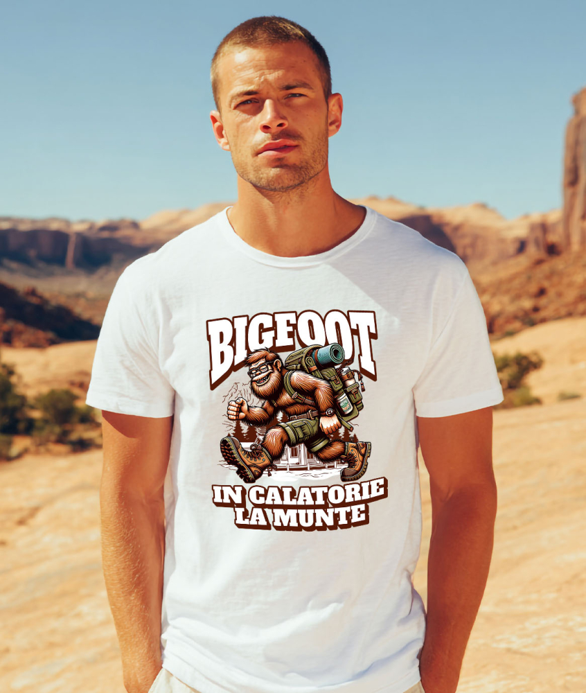 Tricou Femei, Barbati, Copii, Fata, Baiat, Unisex Personalizat "Rucsac Bigfoot pentru Aventură Montană – Călătorie în Natură cu Desene Animate" [2]