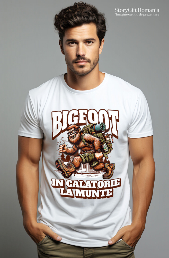 Tricou Femei, Barbati, Copii, Fata, Baiat, Unisex Personalizat "Rucsac Bigfoot pentru Aventură Montană – Călătorie în Natură cu Desene Animate" [2]