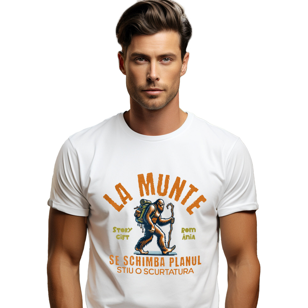 Tricou Femei, Barbati, Copii, Fata, Baiat, Unisex Personalizat "Bigfoot Cu Rucsac – Cadou Personalizat cu Mesajul ‘Se Schimbă Planul, Știu o Scurtătură’ pentru Iubitorii de Aventură" [1]