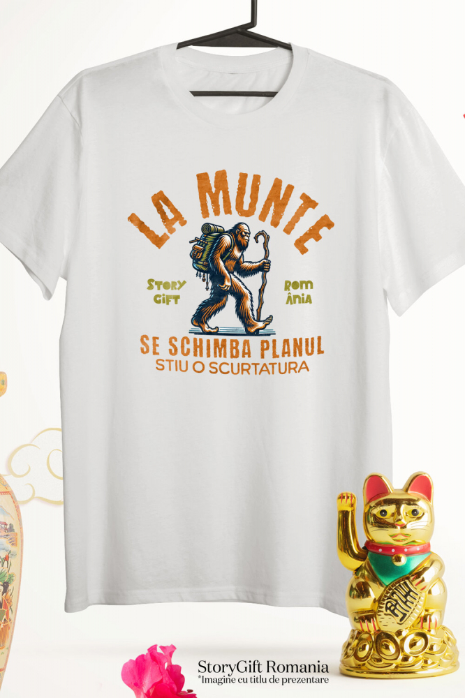 Tricou Femei, Barbati, Copii, Fata, Baiat, Unisex Personalizat "Bigfoot Cu Rucsac – Cadou Personalizat cu Mesajul ‘Se Schimbă Planul, Știu o Scurtătură’ pentru Iubitorii de Aventură" [3]