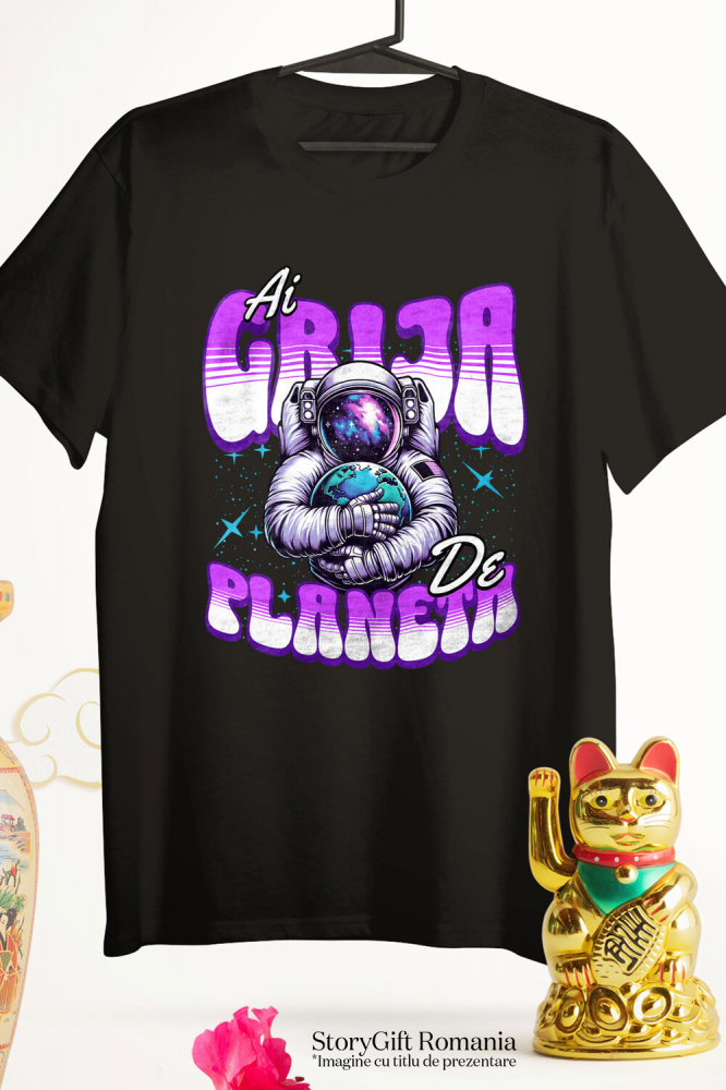 Tricou Femei, Barbati, Copii, Fata, Baiat, Unisex Personalizat "Produse personalizate ecologice – Astronaut în costum spațial îmbrățișând planeta Pământ" [3]