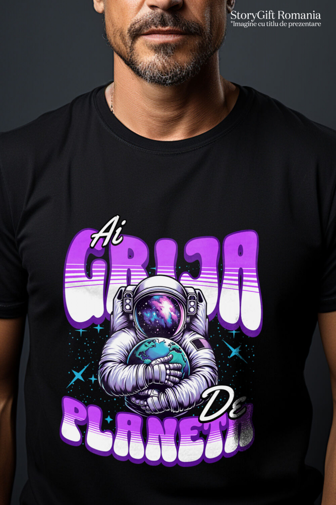 Tricou Femei, Barbati, Copii, Fata, Baiat, Unisex Personalizat "Produse personalizate ecologice – Astronaut în costum spațial îmbrățișând planeta Pământ" [2]