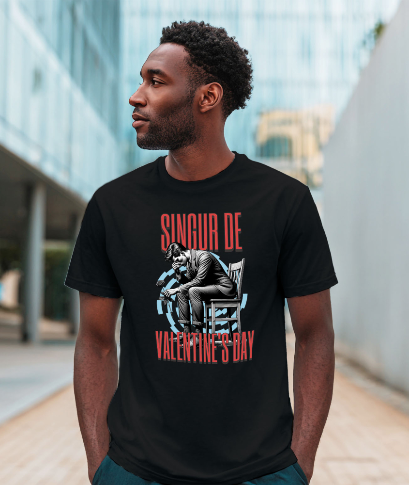 Tricou Femei, Barbati, Copii, Fata, Baiat, Unisex Personalizat Bărbat Trist pe Scaun „Singur de Valentine's Day” – Cadou Personalizat pentru Dragoste și Iubire Pierdută [2]