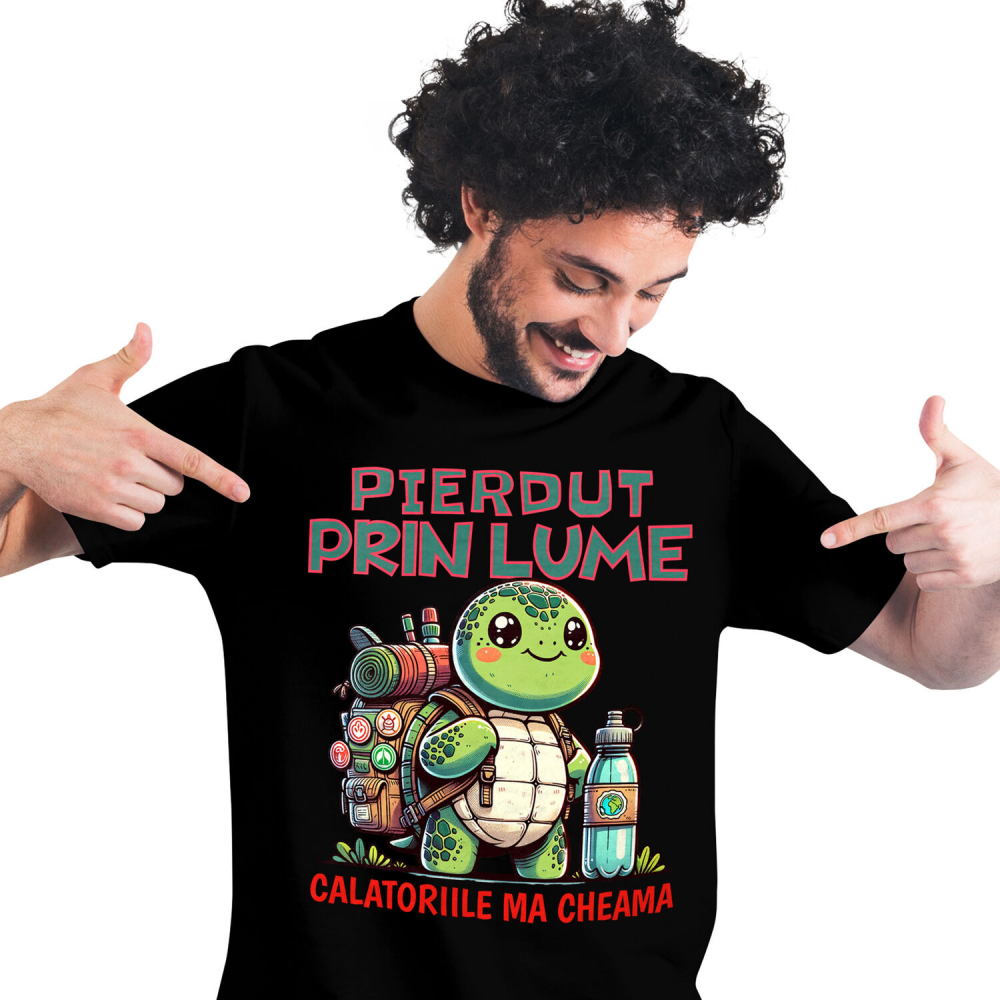 Tricou Femei, Barbati, Copii, Fata, Baiat, Unisex Personalizat "Broasca Țestoasă cu Rucsac și Apă – Călătoriile Mă Cheamă – Cadou Perfect pentru Aventuri în Natură" [1]