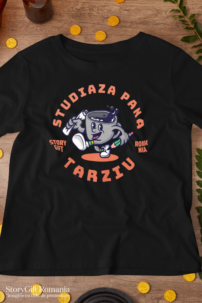 Tricou Femei, Barbati, Copii, Fata, Baiat, Unisex Personalizat „Cană De Cafea Veselă 'Studiana Până Târziu' – Cadou pentru Studenți și Iubitorii De Cafea” [3]