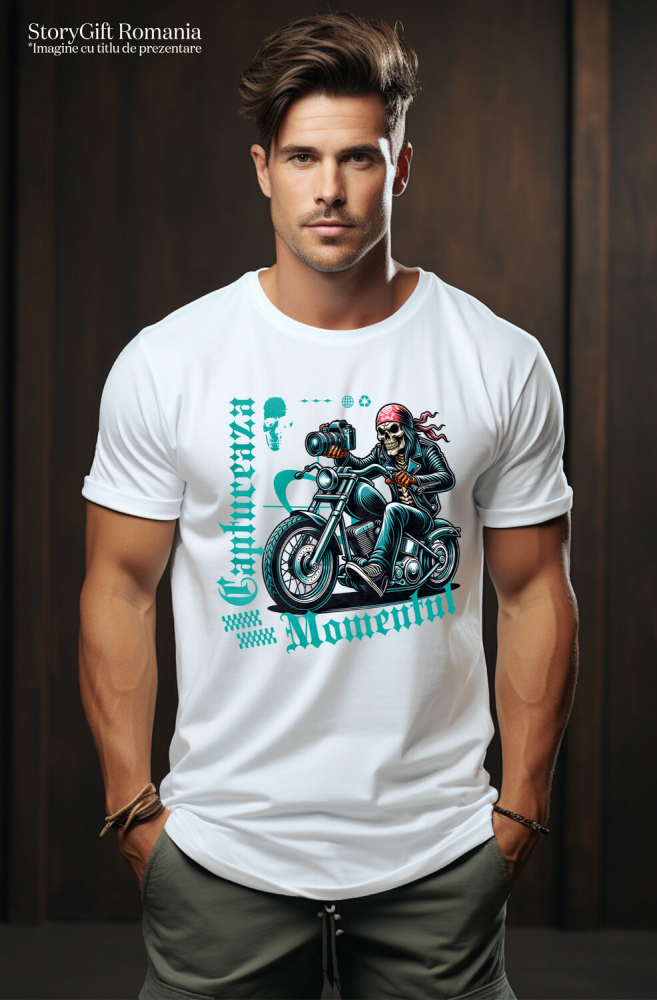 Tricou Femei, Barbati, Copii, Fata, Baiat, Unisex Personalizat Craniu Motociclist Cu Bandană Roșie și Aparat Foto – Design Rebel și Original [2]