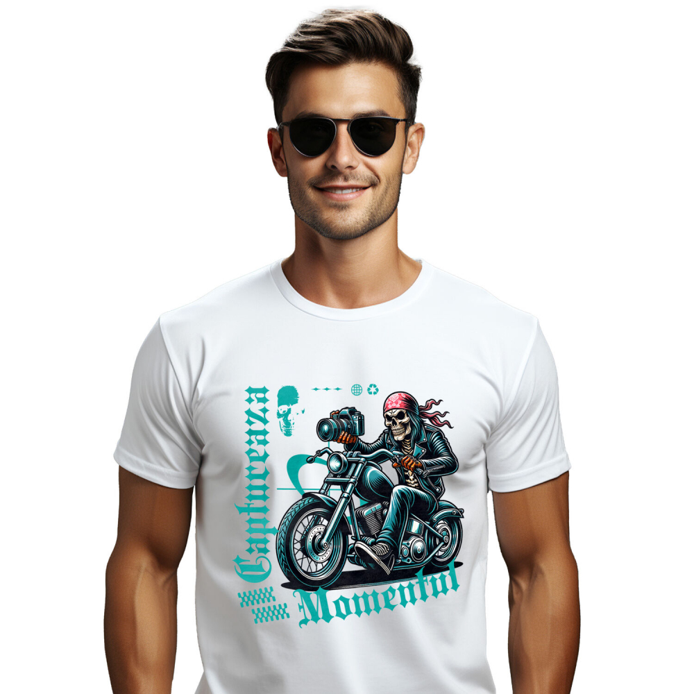 Tricou Femei, Barbati, Copii, Fata, Baiat, Unisex Personalizat Craniu Motociclist Cu Bandană Roșie și Aparat Foto – Design Rebel și Original [1]