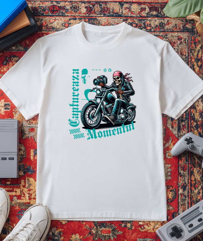 Tricou Femei, Barbati, Copii, Fata, Baiat, Unisex Personalizat Craniu Motociclist Cu Bandană Roșie și Aparat Foto – Design Rebel și Original [3]