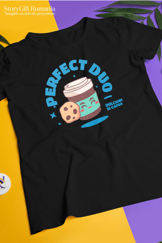 Tricou Femei, Barbati, Copii, Fata, Baiat, Unisex Personalizat „Cuplu Perfect Pahar de Cafea cu Prăjitură 'Perfect Duo' – Cadou Personalizat pentru Familie și Cupluri” [3]