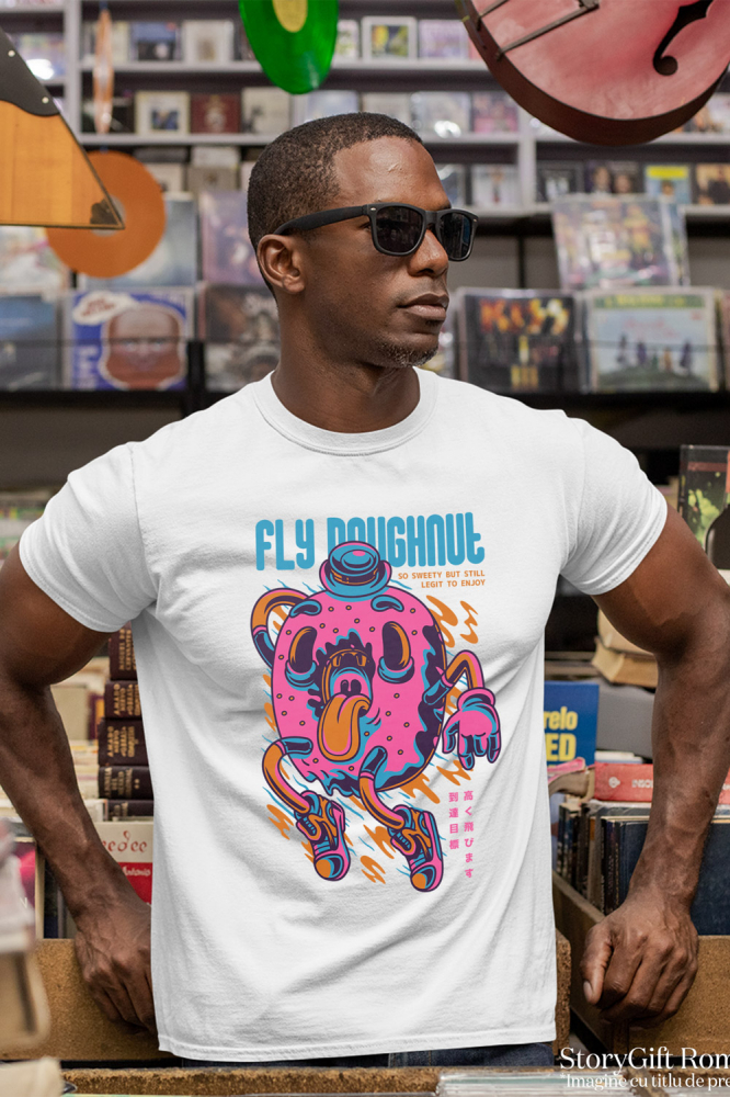 Tricou Barbati Cu Gogoasa AmeriTricou Barbati CU Glazura Roz, Limba Scoasa, Text In Engleza Fly Doughnut, Ilustratie, Unica, Creativitate,  cu imprimeu pe Fata, 100% Bumbac,  Alb, M [3]