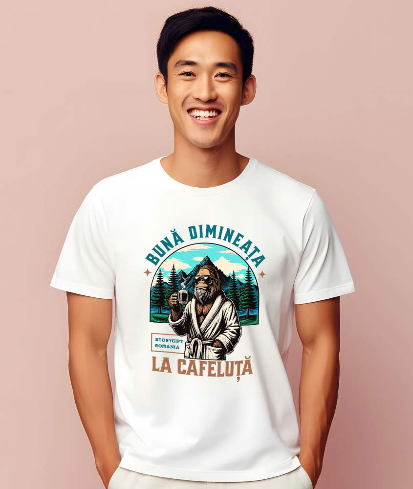 Tricou Femei, Barbati, Copii, Fata, Baiat, Unisex Personalizat „Gorilă cu Cană de Cafea Caldă – Relaxare în Natură și Pădure” [2]