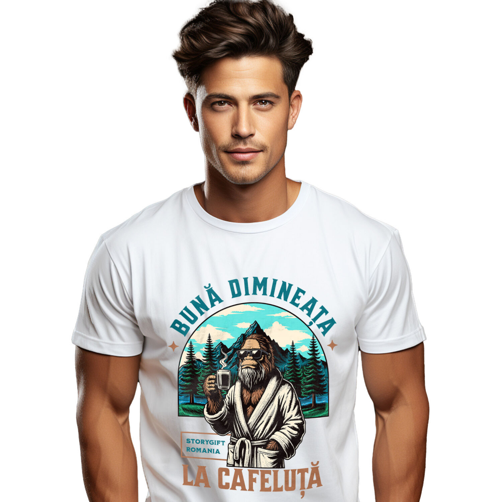 Tricou Femei, Barbati, Copii, Fata, Baiat, Unisex Personalizat „Gorilă cu Cană de Cafea Caldă – Relaxare în Natură și Pădure” [1]