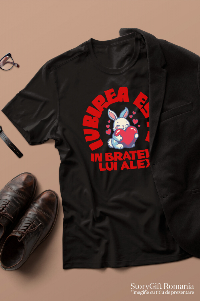 Tricou Femei, Barbati, Copii, Fata, Baiat, Unisex Personalizat Iepuraș cu Inimă Roșie și Mesaj „Iubirea este doar în brațele lui Alex” – Cadou Personalizat [3]